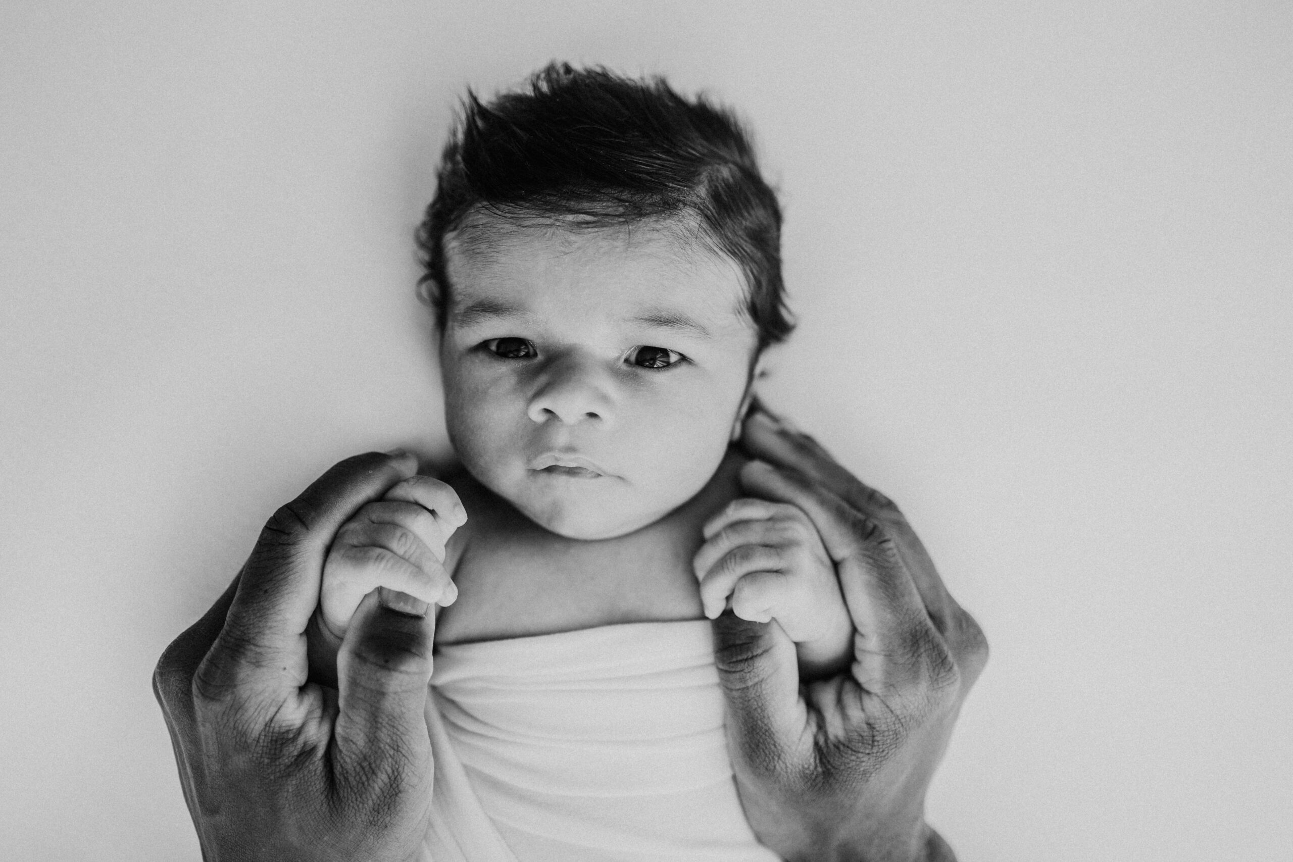 Neugeborenes auf einer weissendecke beim Natürlichem Newborn Fotoshooting im Zürich Oberland